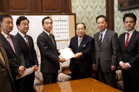 19.4.17 身を切る改革関連法案提出 写真