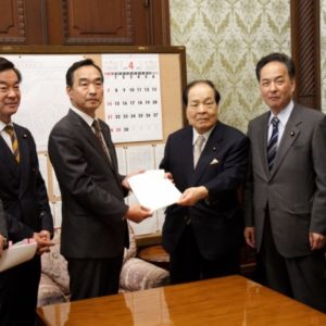 19.4.17 身を切る改革関連法案提出 写真